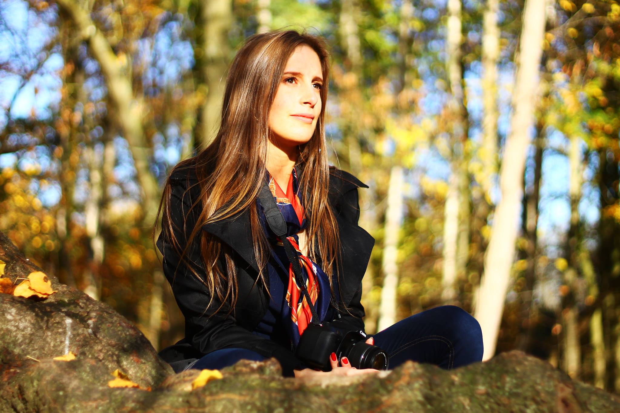 Emilie Gilbert, appareil photo en main, en forêt