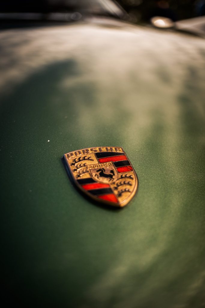 Écusson Porsche sur un capot vert