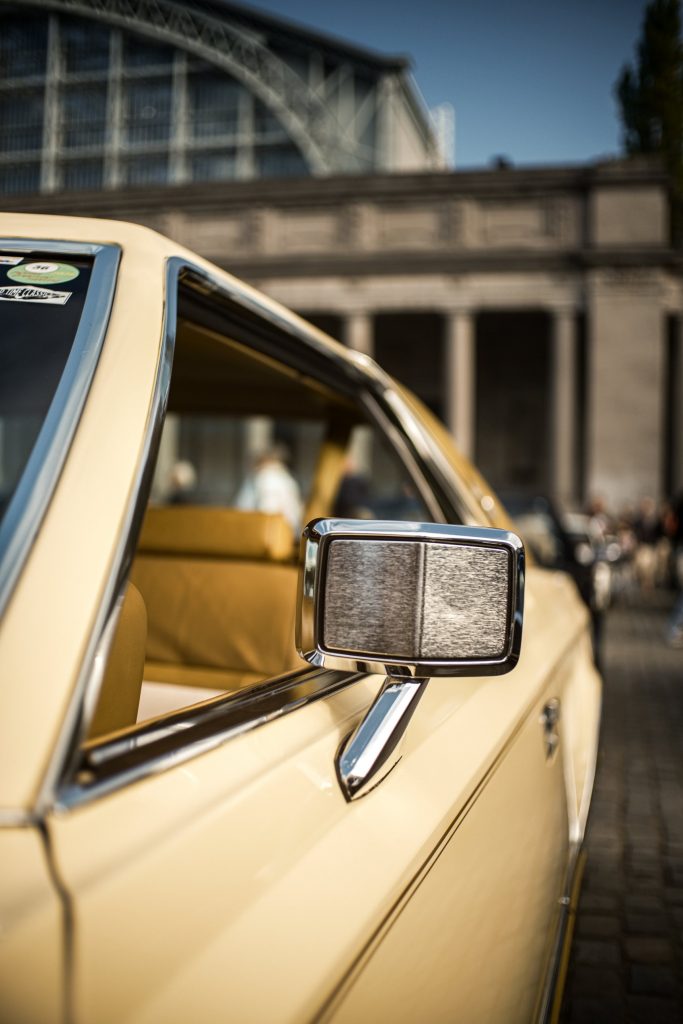 Rétroviseur d’une Lincoln Continental jaune