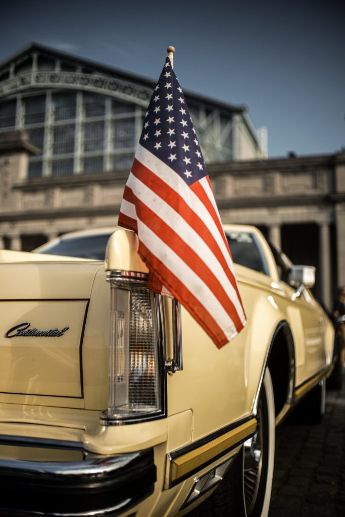 Drapeau américain sur une Lincoln Continental