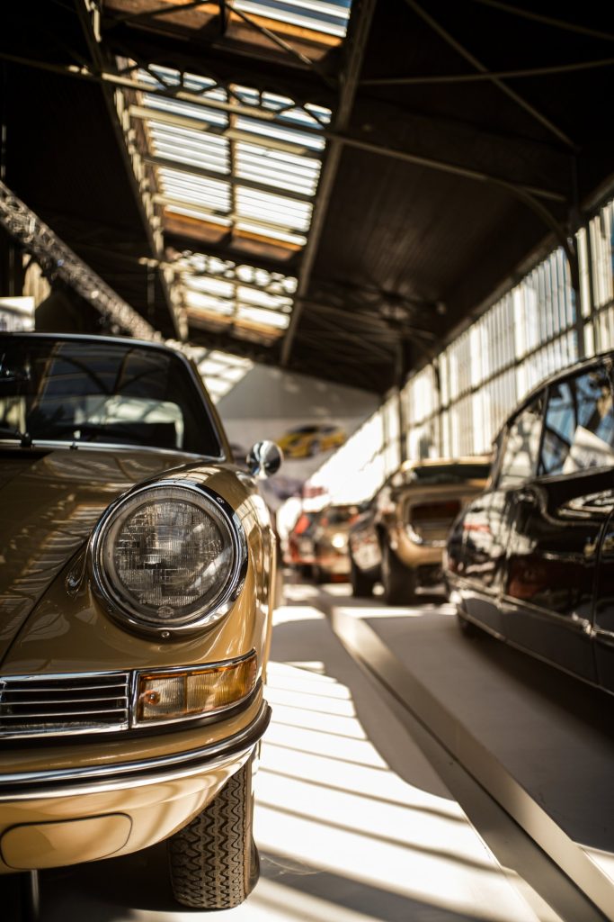 Porsche 911 beige sous une verrière