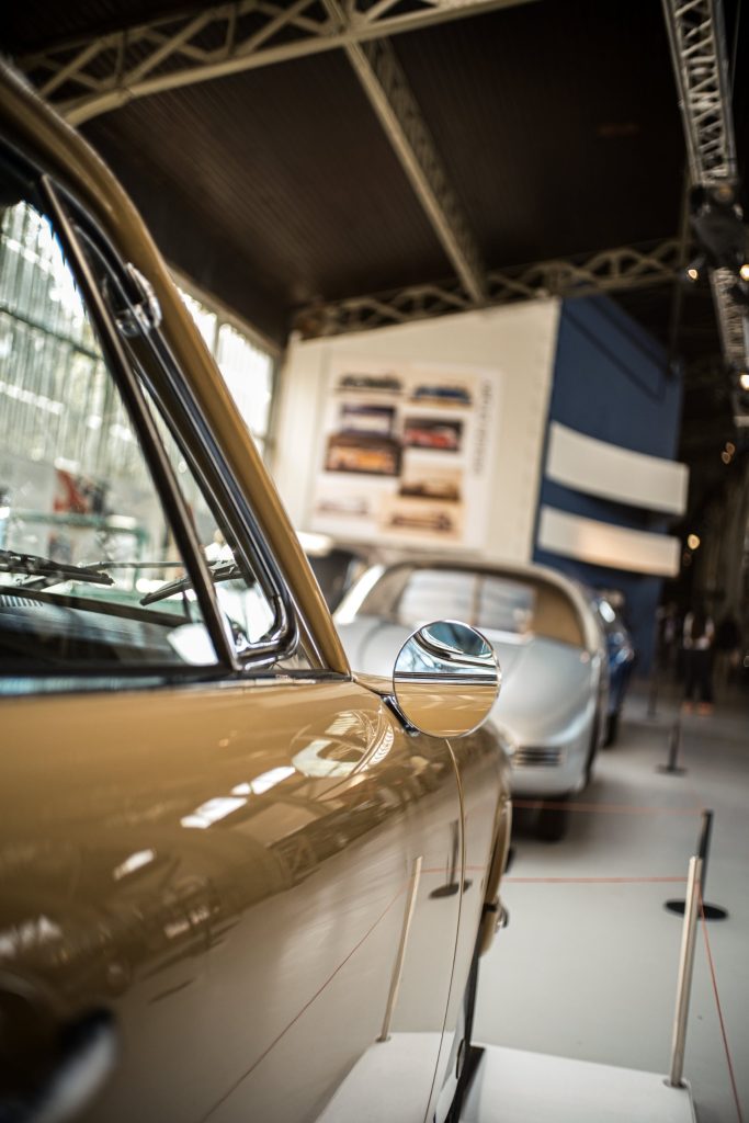 Rétroviseur rond d’une Porsche 911 beige